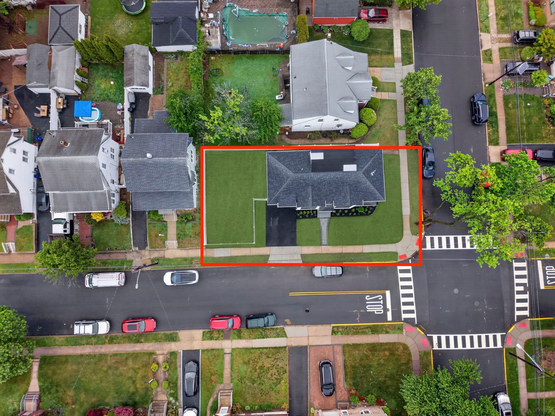 Aerial view of 887 Linden Avenue with the property line outlined